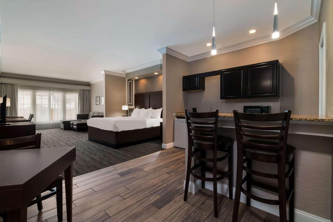 Comfort & - Morrisonville Hotel 3*