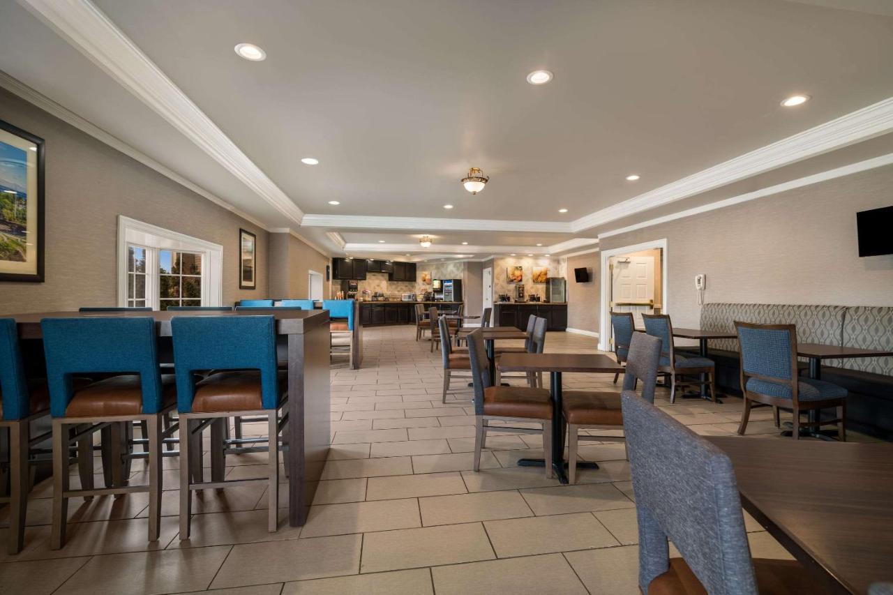 Comfort & - Morrisonville Hotel